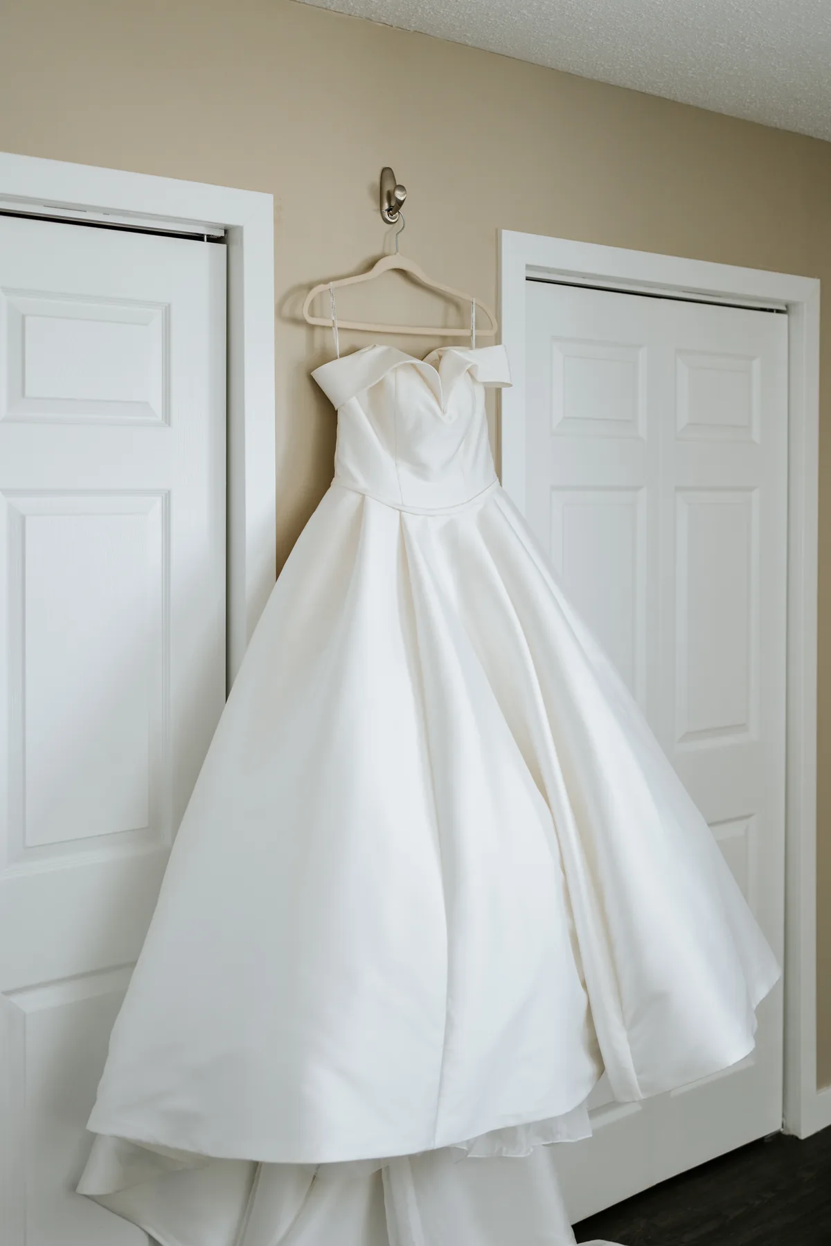 Bride portrait getting ready, wedding morning — Bridges Golf Course, Winnipeg