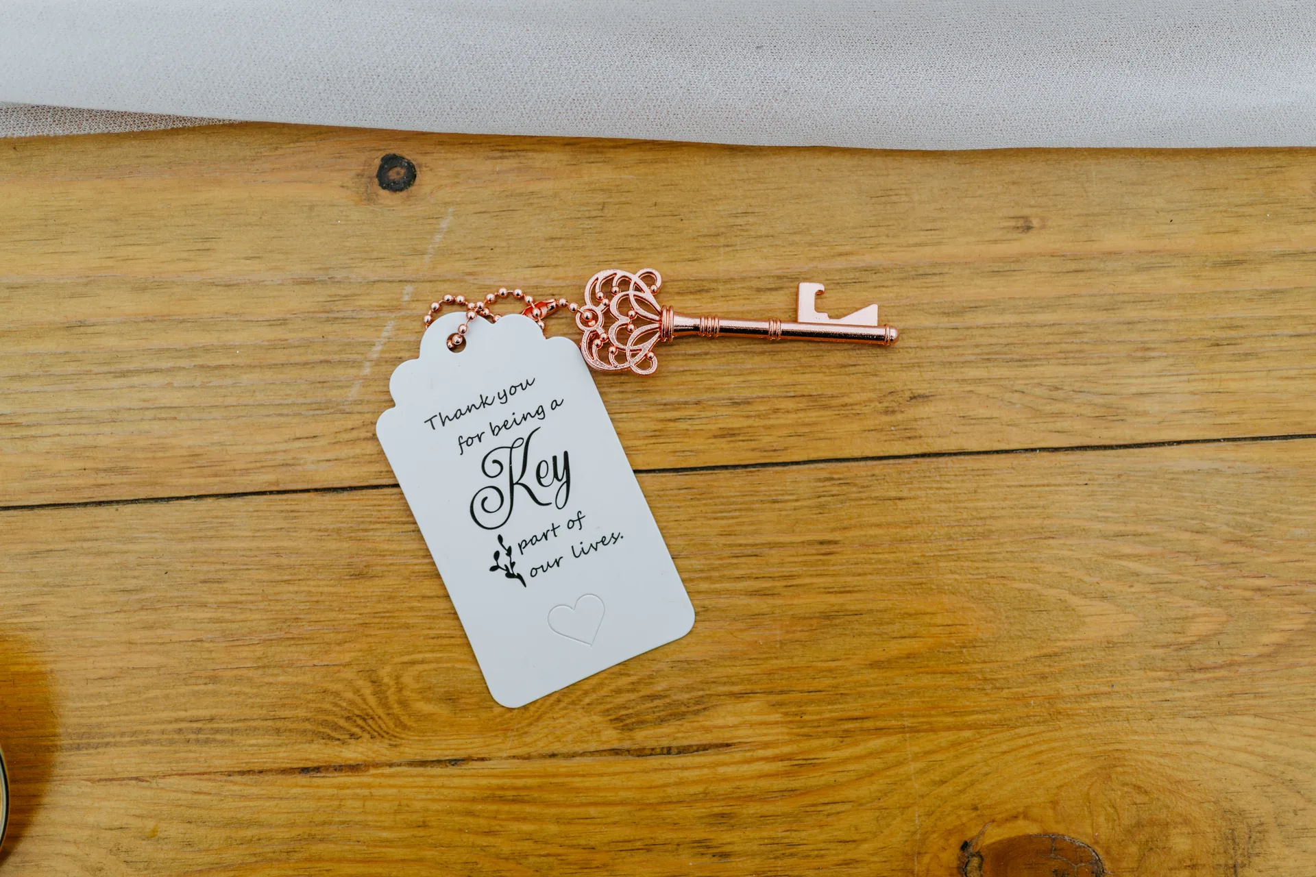 Copper skeleton key wedding favour with thank you tag at Oakland Estates Manitoba — wedding detail by Ngo Photography