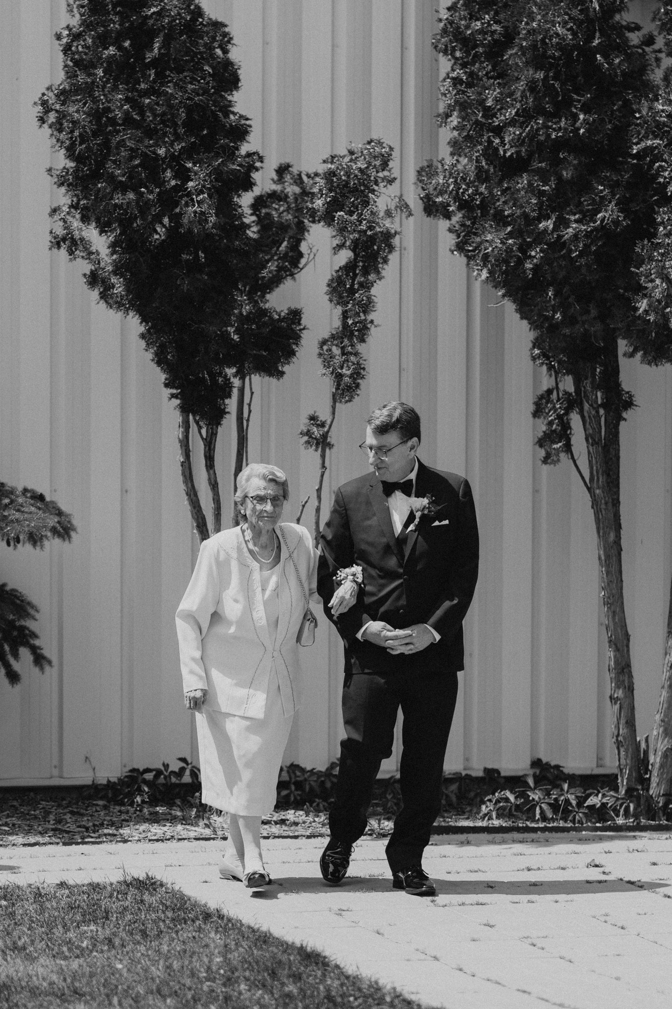 Vicki and Rene exchanging vows at The Gates on Roblin — wedding photography by Chris Ngo