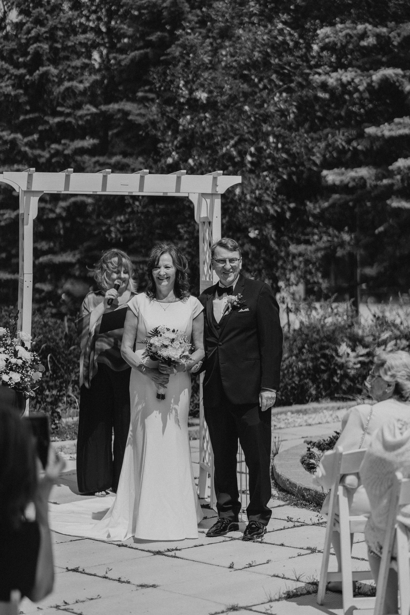 Wedding ceremony at The Gates on Roblin Headingley Manitoba — Ngo Photography