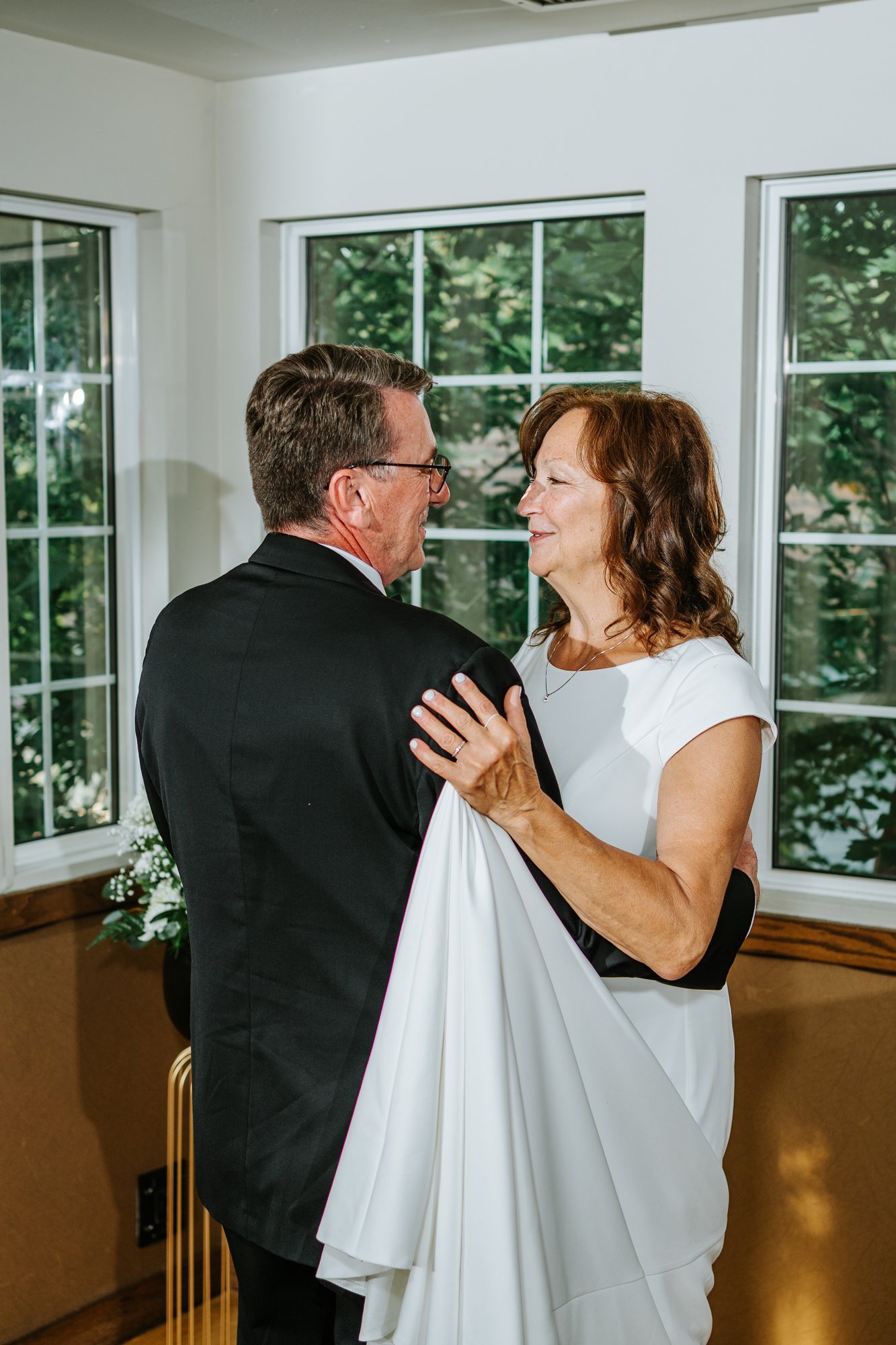 Reception moment at The Gates on Roblin Manitoba — photography by Chris Ngo